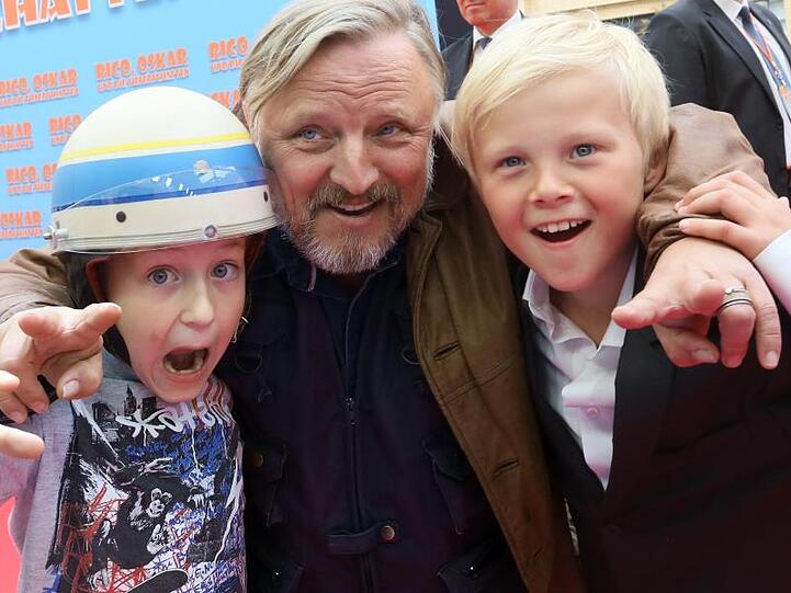 Axel Prahl (m.) mit den beiden Jungschauspieler Anton Petzold (r) und Juri Winkler bei der Premiere des Kinderfilms "Rico, Oskar und die Tieferschatten".