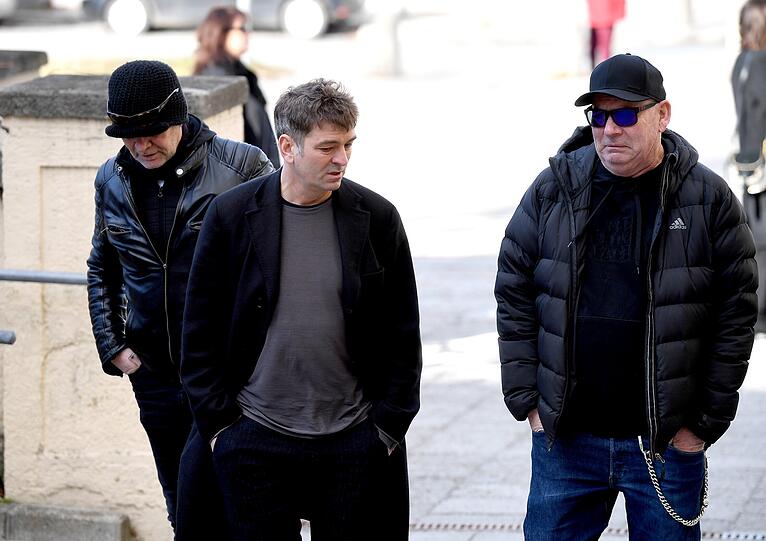 Langjährige Weggefährten vom Hallenkönig: Till Hofmann (Lustspielhaus) und Frank Bergmeyer (r.). Links mit gesenktem Kopf: Konzertmanager Lothar Schlessmann.