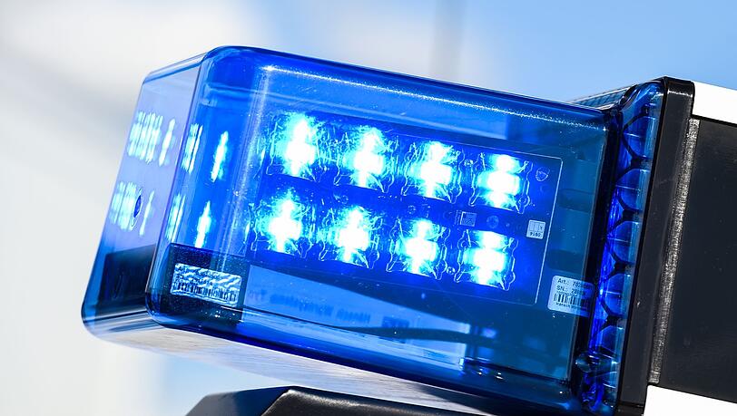 Ein Blaulicht auf dem Dach eines Einsatzfahrzeugs.