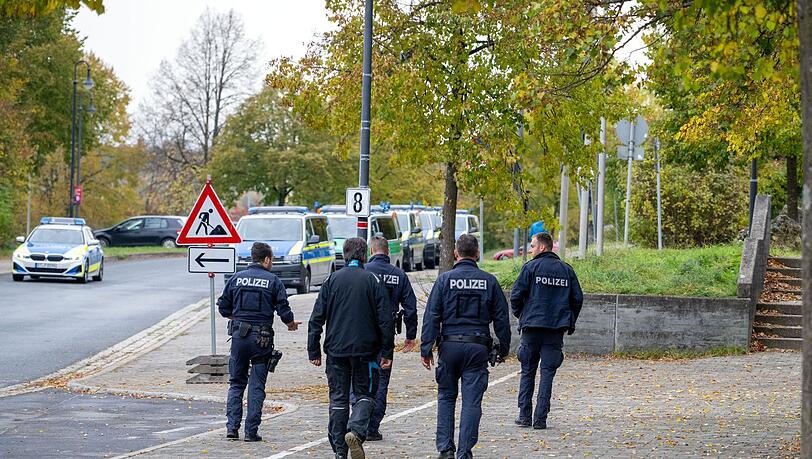 Bombendrohungen an Schulen haben Polizeieinsätze in mehreren Bundesländern ausgelöst.