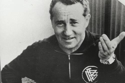 Adi Dassler war ein großer Tüftler. So erfand er die Schaubstollen an dem Fußballschuhen.