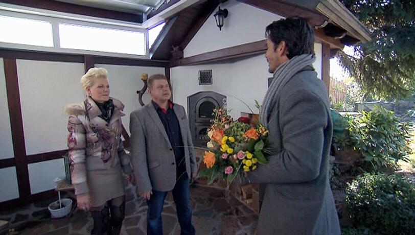 Der Bachelor besucht Melanie zu Hause und lernt ihren Vater (Mi.) kennen.