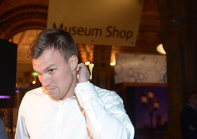 Bitterer Abend für Kevin Großkreutz. Der Mittelfeldspieler hat bei der Finalpleite wohl auch verletzt. Es besteht der Verdacht auf einen Mittelfußbruch. Großkreutz hatte trotz der während des Endspiels erlittenen
Verletzung bis zum Ende durchgespielt. &bdquo;Der Fuß ist stark geschwollen. Wir werden nach der Ankunft in Dortmund ins Krankenhaus fahren&ldquo;, sagte Mannschaftsarzt Braun. Die Dortmunder wurden am frühen Nachmittag in
der Heimat zurückerwartet.
