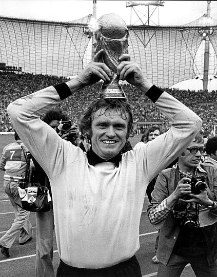 &bdquo;Der Weltmeistertitel war der wertvollste Sieg &ndash; international gesehen. Im eigenen Land, im eigenen Stadion und dann mit fünf Bayern-Spielern, quasi fünf Spezln. Ich glaube, das kann man nicht mehr toppen. Wir haben damals das große Triple gewonnen: Deutscher Meister, Europacupsieger und Weltmeister, die neuen Bayern haben ja 2013 das nur kleine Triple gewonnen &ndash; mal sehen, ob&rsquo;s dieses Jahr mit dem großen klappt... Drei Mal hintereinander Europapokalsieger der Landesmeister von 1974 bis 1976, mei, das war großartig. Und auch gut fürs Konto: Da konnte ich immerhin bis zu 350000 Mark im Jahr verdienen, am Anfang meiner Karriere beim Aufstieg in die Bundesliga 1965 waren es genau 1600 Mark. Dass heutzutage so viel verdient wird, ist schon okay. Die Spieler sollen doch daran gut verdienen. Ich bin keinem neidisch."