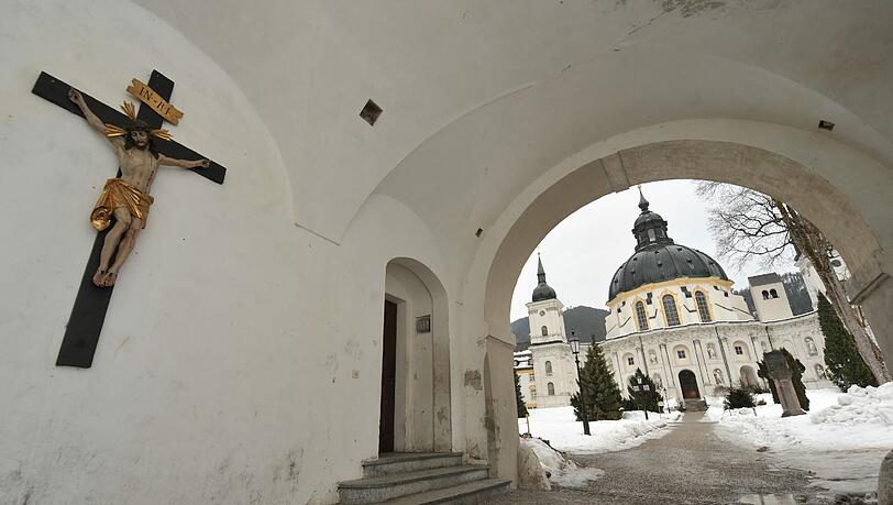 Kloster Ettal: Ein Benediktiner muss sich wegen Missbrauchs von Schülern vor Gericht verantworten. Kloster Ettal: Ein Benediktiner muss sich wegen Missbrauchs von Schülern vor Gericht verantworten.