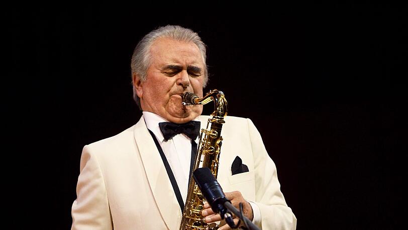 Abschied von einer Legende: Max Greger war Musiker aus Leidenschaft – vergangenes Wochenende verlor er den Kampf gegen den Krebs. Am Freitag wird der Jazz-Star beerdigt. Abschied von einer Legende: Max Greger war Musiker aus Leidenschaft – vergangenes Wochenende verlor er den Kampf gegen den Krebs. Am Freitag wird der Jazz-Star beerdigt.
