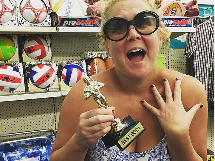 Amy Schumer steht zu ihrem Körper und verleiht sich selbst einen Oscar für den besten Body