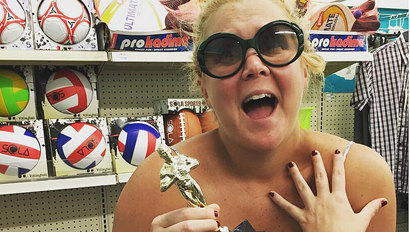 Amy Schumer steht zu ihrem Körper und verleiht sich selbst einen Oscar für den besten Body Amy Schumer steht zu ihrem Körper und verleiht sich selbst einen Oscar für den besten Body
