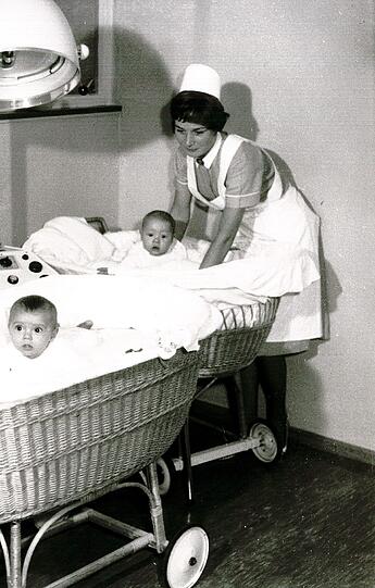1960: Ausschnitt der Säuglingsstation in den Sechziger Jahren. Die große Wärmelampe wurde zur Behandlung eingesetzt.