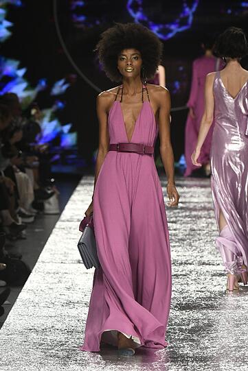 Glamourös und cool, aber auch weiblich: Ein Model trägt ein leichtes Kleid im hellen Mauve der neuen Spring/Summer-Kollektion von Aigner.