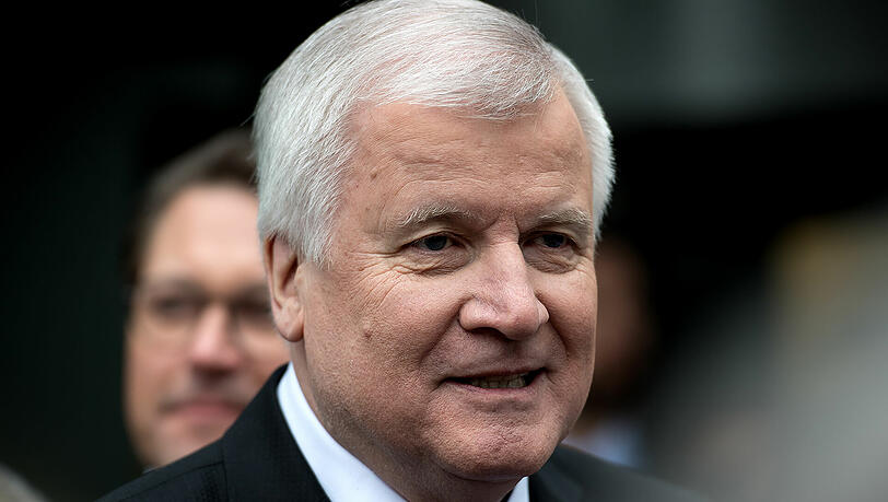 Horst Seehofer meint, dass eine Verzicht auf eine Obergrenze für Flüchtlinge der CSU schaden würde. Horst Seehofer meint, dass eine Verzicht auf eine Obergrenze für Flüchtlinge der CSU schaden würde.