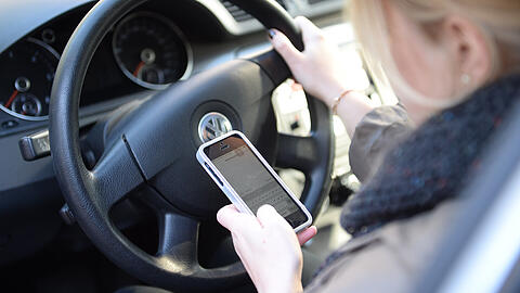 Experten warnen schon seit langem vor wachsenden Unfallgefahren durch Handys am Steuer.