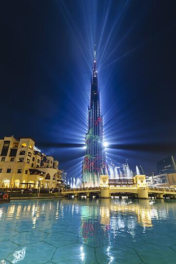 Rang l: Das höchste Gebäude der Welt: Burj Khalifa in Dubai. Es hat 163 Stockwerke und bricht auch einen weiteren Rekord: Das Hochhaus hat die schnellsten Aufzüge der Welt, die bis zu 42 km/h fahren können.
