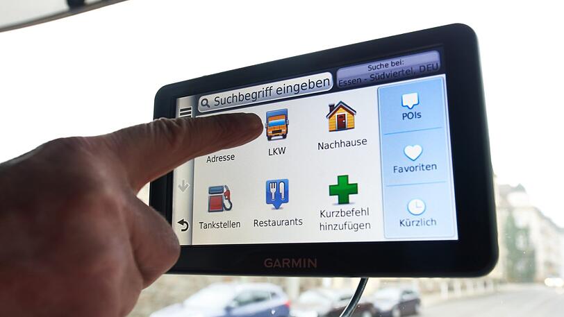 Ein Lkw-Fahrer hat sich am Wochenende zu sehr auf sein Navigationssystem verlassen - und wurde in ein Wohngebiet gelotst.