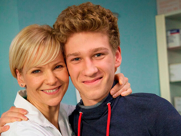 Hinter den Kulissen verstehen sie sich gut: Johannes Hallervorden und "In aller Freundschaft"-Star Andrea Kathrin Loewig