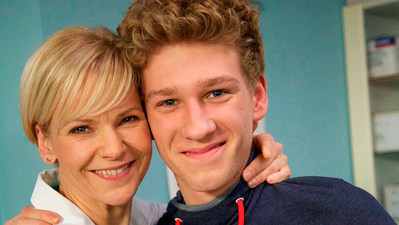 Hinter den Kulissen verstehen sie sich gut: Johannes Hallervorden und "In aller Freundschaft"-Star Andrea Kathrin Loewig Hinter den Kulissen verstehen sie sich gut: Johannes Hallervorden und "In aller Freundschaft"-Star Andrea Kathrin Loewig