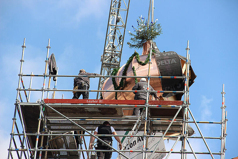 Bilder vom Richtfest am Torbräu: So wurde die Zwiebel auf den Turm gehievt.