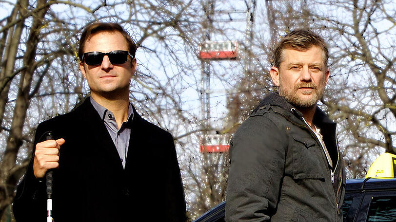 "Blind ermittelt - Die toten Mädchen von Wien": Der Taxifahrer Falk (Andreas Guenther) geht gemeinsam mit dem Ex-Chefinspektor Haller (Philipp Hochmair) auf Verbrecherjagd