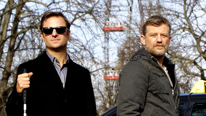 "Blind ermittelt - Die toten Mädchen von Wien": Der Taxifahrer Falk (Andreas Guenther) geht gemeinsam mit dem Ex-Chefinspektor Haller (Philipp Hochmair) auf Verbrecherjagd "Blind ermittelt - Die toten Mädchen von Wien": Der Taxifahrer Falk (Andreas Guenther) geht gemeinsam mit dem Ex-Chefinspektor Haller (Philipp Hochmair) auf Verbrecherjagd