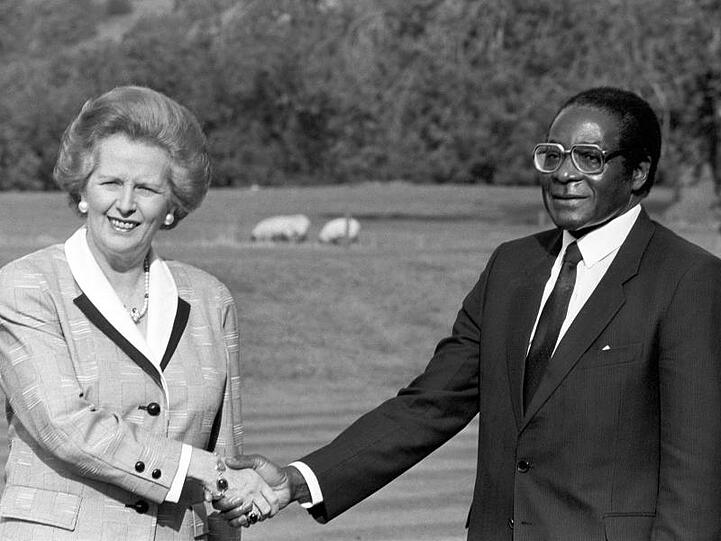 Die damalige britische Premierministerin Margaret Thatcher reicht Mugabe 1988 in London die Hand.