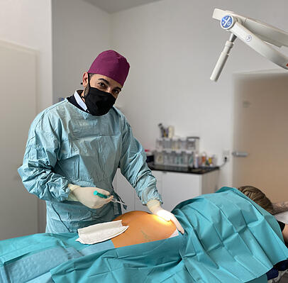 Promi-Doc Dr. Murat Dagdelen klärt über die Gefahren einer Fettunterspritzung des Pos auf. Promi-Doc Dr. Murat Dagdelen klärt über die Gefahren einer Fettunterspritzung des Pos auf.
