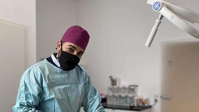 Promi-Doc Dr. Murat Dagdelen klärt über die Gefahren einer Fettunterspritzung des Pos auf. Promi-Doc Dr. Murat Dagdelen klärt über die Gefahren einer Fettunterspritzung des Pos auf.