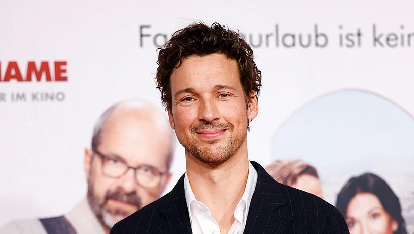 Der Schauspieler Florian David Fitz kommt über den Roten Teppich zur Premiere des Kinofilms "Der Nachname" in den Cinedom in Köln.