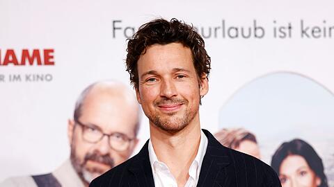 Der Schauspieler Florian David Fitz kommt über den Roten Teppich zur Premiere des Kinofilms "Der Nachname" in den Cinedom in Köln.