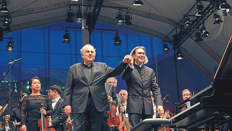 Jubel für den Pianisten Yefim Bronfman (li.), Generalmusikdirektor Vladimir Jurowski und das Bayerische Staatsorchester. Jubel für den Pianisten Yefim Bronfman (li.), Generalmusikdirektor Vladimir Jurowski und das Bayerische Staatsorchester.