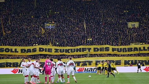 Auch in Dortmund protestierten die Fans: "Soll das die Zukunft des Fußballs sein?" stand auf einem Banner. Auch in Dortmund protestierten die Fans: "Soll das die Zukunft des Fußballs sein?" stand auf einem Banner.