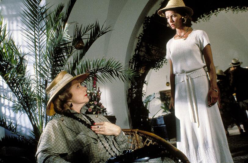 Emily Boynton (Piper Laurie, links) f&auml;hrt mit ihren Stiefkindern und ihrer Schwiegertochter Nadine (Carrie Fisher) in den Urlaub nach Europa.