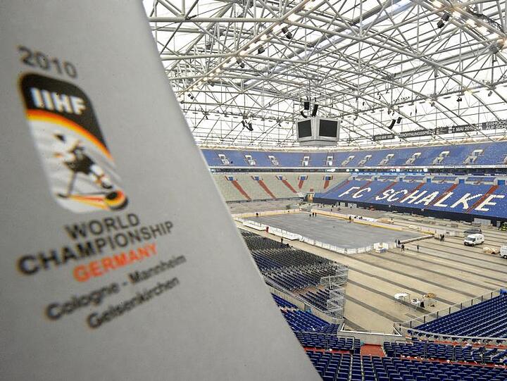 In der Arena auf Schalke, hier ein Bild vom Umbau, wird am Freitag das Eröffnungsspiel der Eishockey-WM stattfinden.