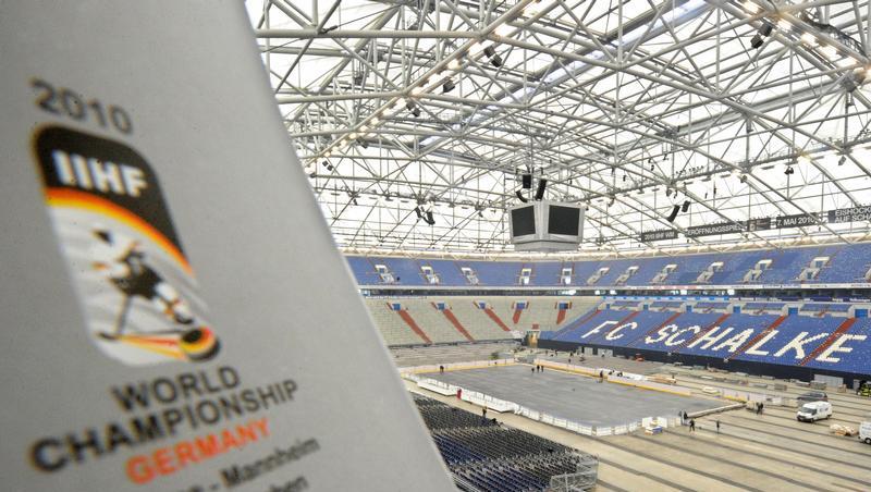 In der Arena auf Schalke, hier ein Bild vom Umbau, wird am Freitag das Eröffnungsspiel der Eishockey-WM stattfinden.