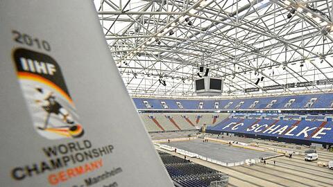 In der Arena auf Schalke, hier ein Bild vom Umbau, wird am Freitag das Eröffnungsspiel der Eishockey-WM stattfinden.