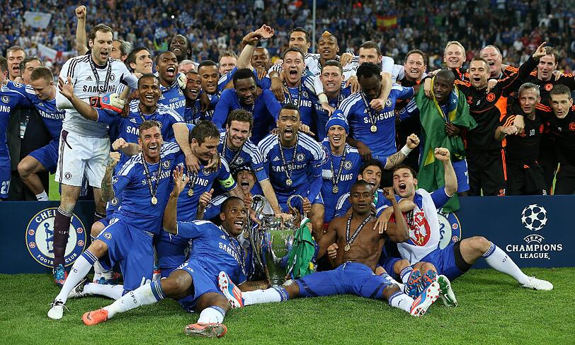 Grenzenlose Freude beim FC Chelsea: Überglücklich posieren die Spieler mit ihrem Pokal. Die Bilder vom britischen Siegestaumel.