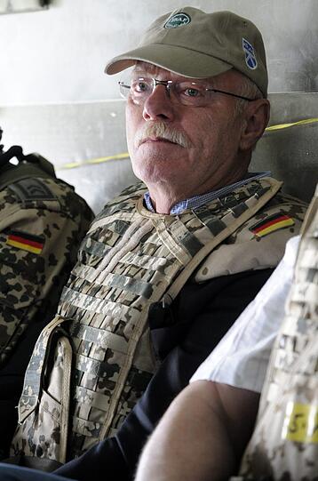 Peter Struck in einem Bundeswehr-Transporthubschrauber CH 53 auf dem Flug von Masar-i-Scharif in das Camp Mike Spann. Dort besuchte der damalige SPD-Fraktionsvorsitzende 2009 die Bundeswehrsoldaten, die in Afghanistan Dienst tun.