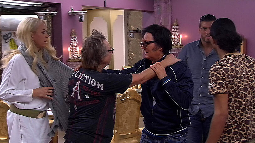 Männer in Stöckelschuhen, Fancy verlässt das Haus und Königin Marijke versammelt ihre Tafelrunde. Weitere Bilder von Tag 13 im Big Brother Haus.