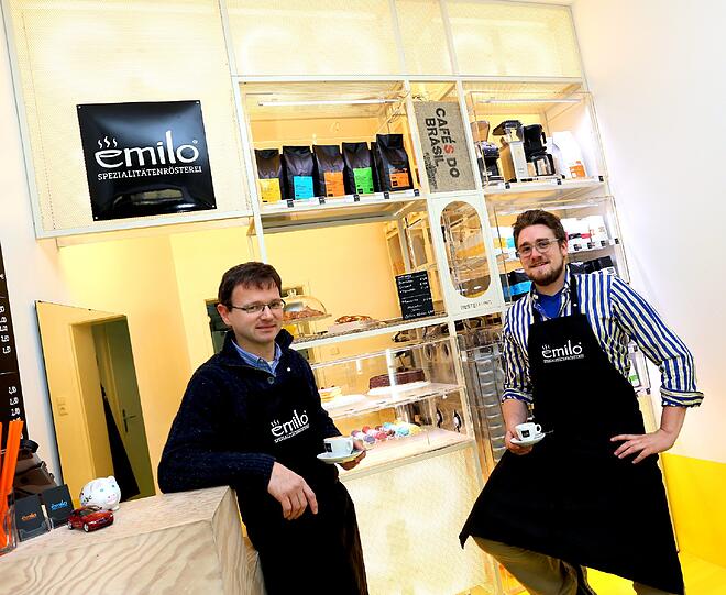 Hans Piller und Emanuel Clemm im neuen Laden &ndash; die beiden rösten den Kaffee fürs Restaurant Mangostin und für Käfer.