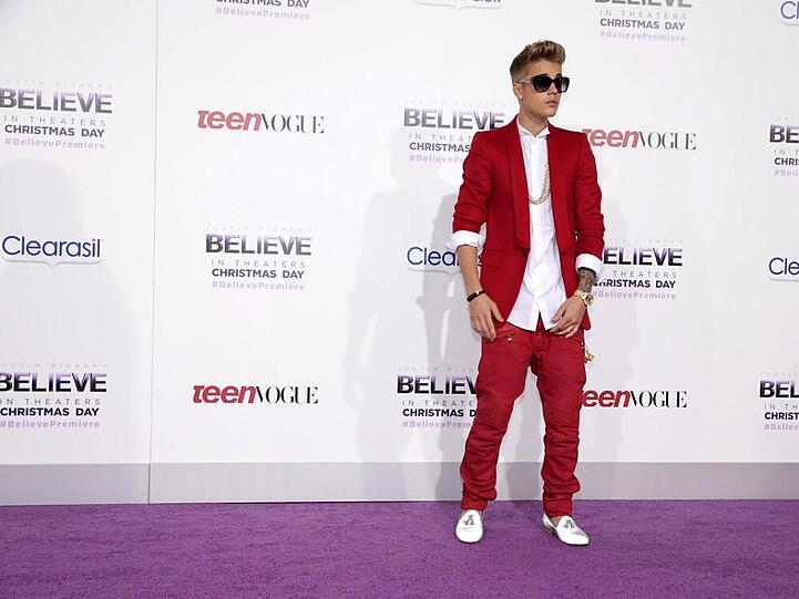 Kleiner Mann oder großer Junge? Justin Bieber wirkt in der Welt der Superstars etwas verloren