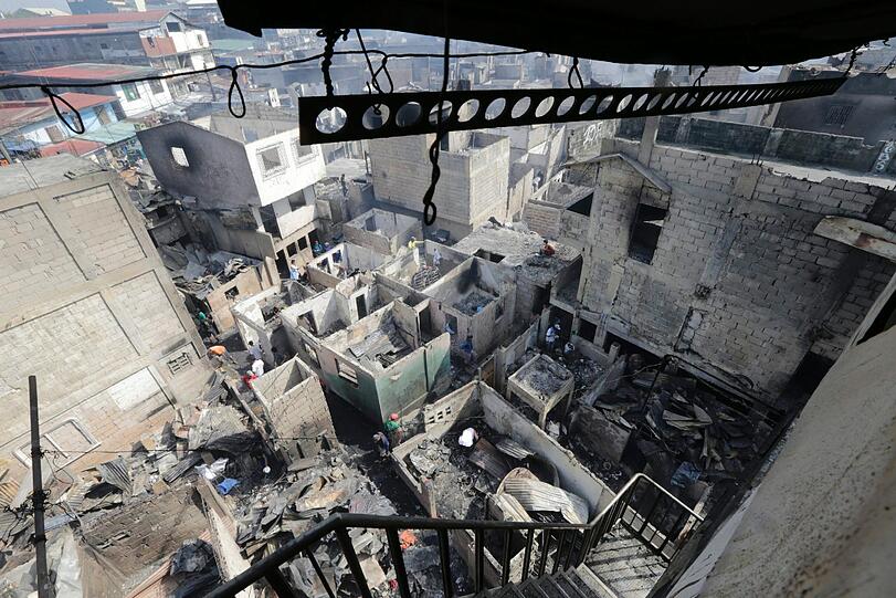 Ein erschreckender Anblick von Caloocan City in Manila. Nach dem großen Feuer ist nur Zerstörung zurückgeblieben.