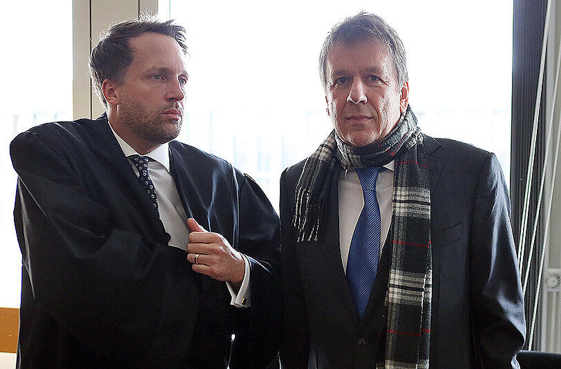 Wettermoderator Jörg Kachelmann im Gerichtssaal des Landgerichts Köln mit seinem Anwalt Ralf Höcker (l).