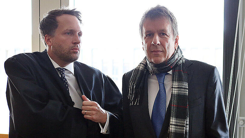 Wettermoderator Jörg Kachelmann im Gerichtssaal des Landgerichts Köln mit seinem Anwalt Ralf Höcker (l). Wettermoderator Jörg Kachelmann im Gerichtssaal des Landgerichts Köln mit seinem Anwalt Ralf Höcker (l).
