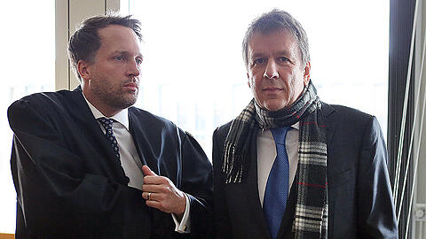 Wettermoderator Jörg Kachelmann im Gerichtssaal des Landgerichts Köln mit seinem Anwalt Ralf Höcker (l).