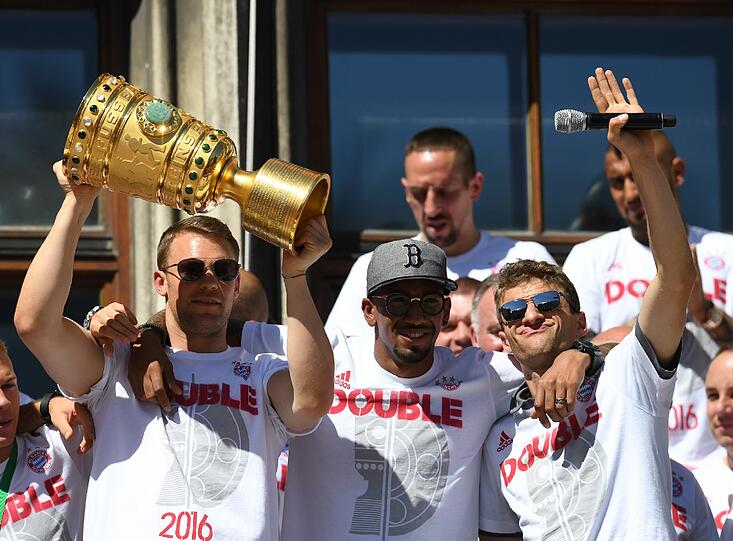 Pokal-Sause, Pep-Abschied und Double-Feier: Der FC Bayern lässt's auf dem Rathausbalkon krachen. Die Bilder.
