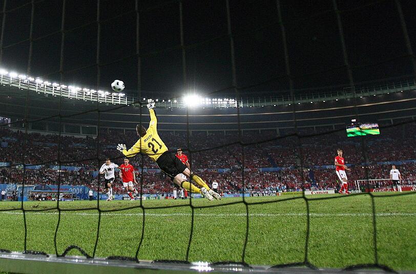 EM, 2008: Vorrunde gegen Österreich 1:0 - Auch sechs Jahre später steht Ballack gegen den Gastgeber im Mittelpunkt. Gegen Österreich packt er den Freistoßhammer aus und sichert den wichtigen Erfolg zum Einzug ins Viertelfinale. Bundestrainer Joachim Löw legt sich mit dem vierten Offiziellen an und wird für das Duell gegen Portugal gesperrt. Im Finale ist Spanien zu stark.