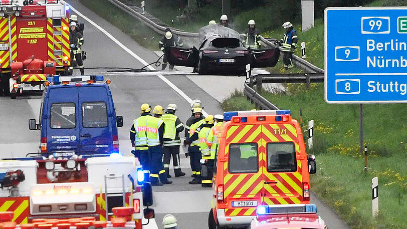 Auf der A99 in Höhe Heimstetten brannte ein Alfa Romeo aufgrund eines technischen Defekts komplett aus. Aufgrund der Fahrbahnsperrung bildete sich ein acht Kilometer langer Stau.