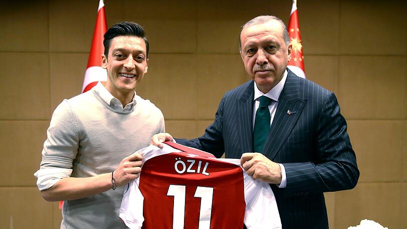 Recep Tayyip Erdogan, Staatspräsident der Türkei, hält zusammen mit Mesut Özil, deutscher Fußball-Nationalspieler und Spieler beim englischen Premier League Verein FC Arsenal, ein Trikot von Özil.