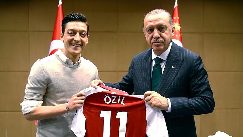 Recep Tayyip Erdogan, Staatspräsident der Türkei, hält zusammen mit Mesut Özil, deutscher Fußball-Nationalspieler und Spieler beim englischen Premier League Verein FC Arsenal, ein Trikot von Özil. Recep Tayyip Erdogan, Staatspräsident der Türkei, hält zusammen mit Mesut Özil, deutscher Fußball-Nationalspieler und Spieler beim englischen Premier League Verein FC Arsenal, ein Trikot von Özil.
