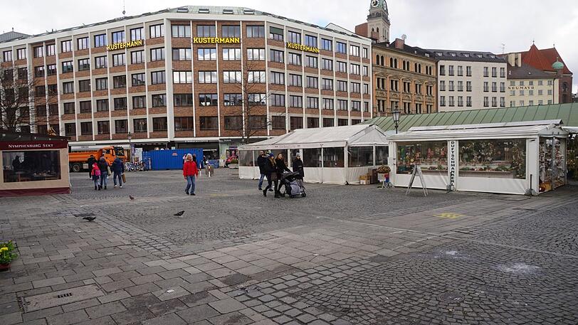 Tauben, ein paar Spaziergänger &ndash; aber keine Standl mehr: Auf der Südwestseite des Viktualienmarkts vor dem "Café Nymphenburg Sekt" ist nur noch "Ödnis" statt Leben, klagen die Händler.