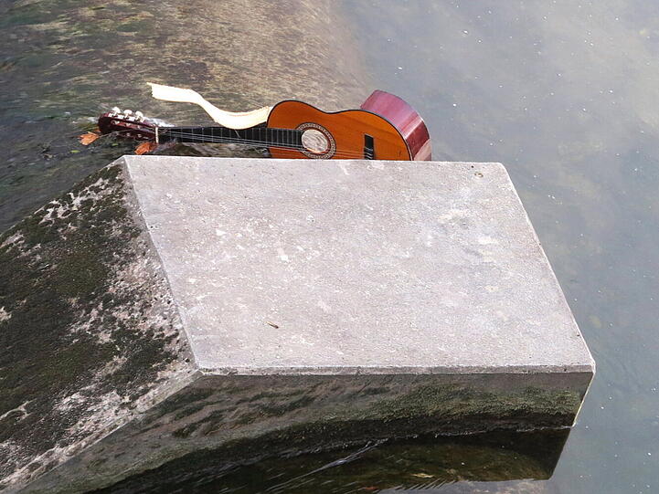 An der Maximiliansbrücke treibt am Mittwoch eine Gitarre in der Isar.